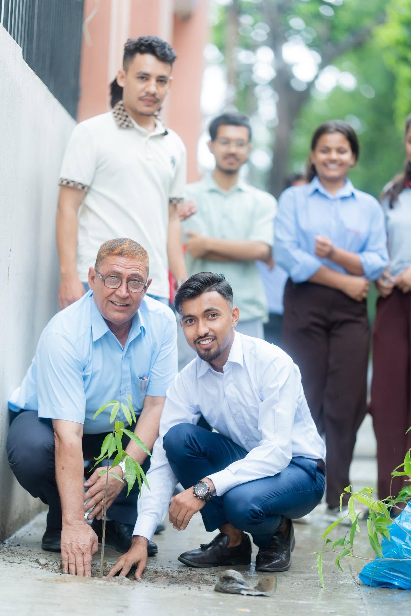 विशेष कार्यक्रम : जन्मदिको अवसरमा चौथोमा अध्यनरत विधार्थीद्वारा क्याम्पस परिसरमा वृक्षारोपण