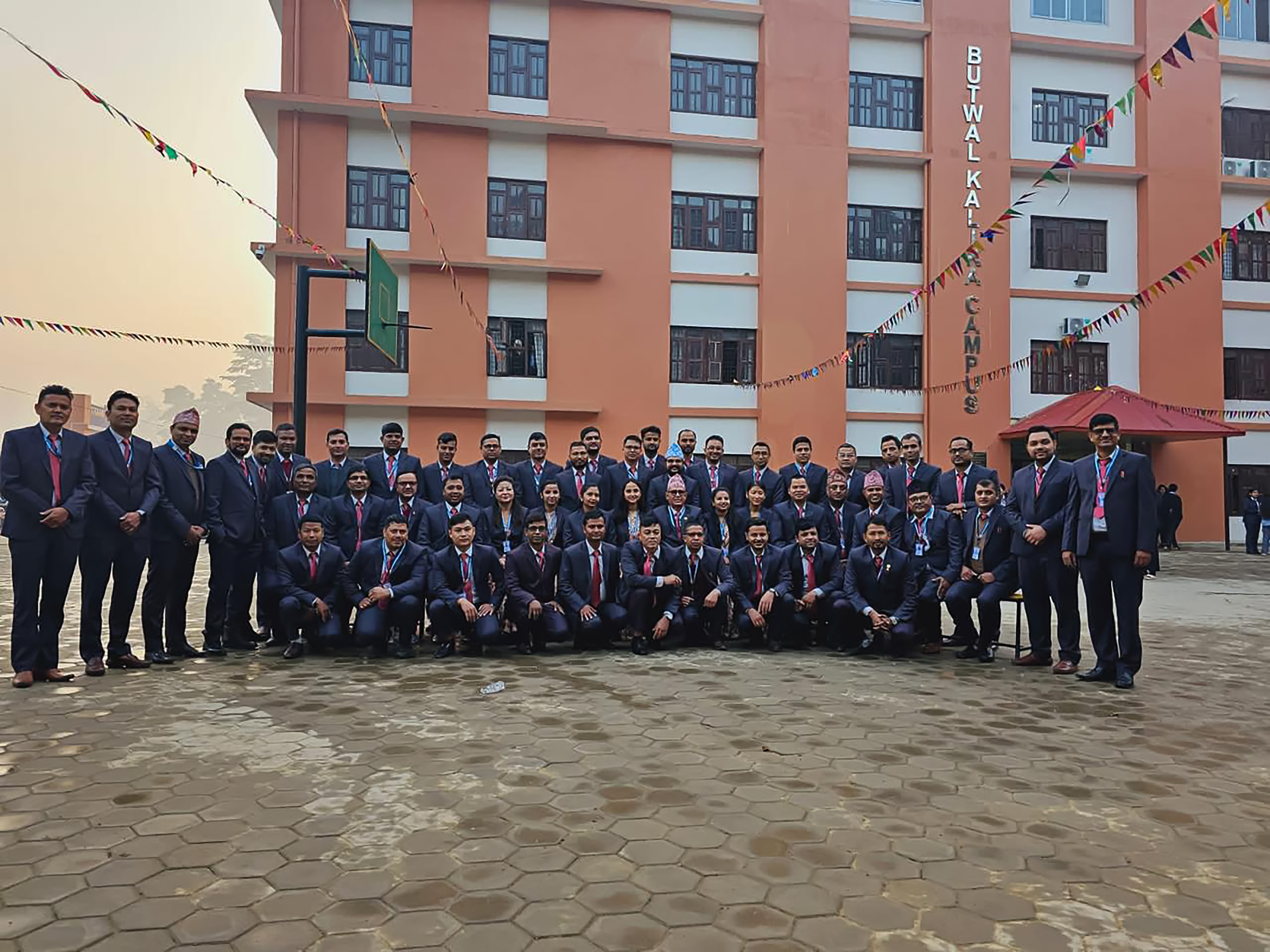 🎓 Qualified & Experienced Faculty